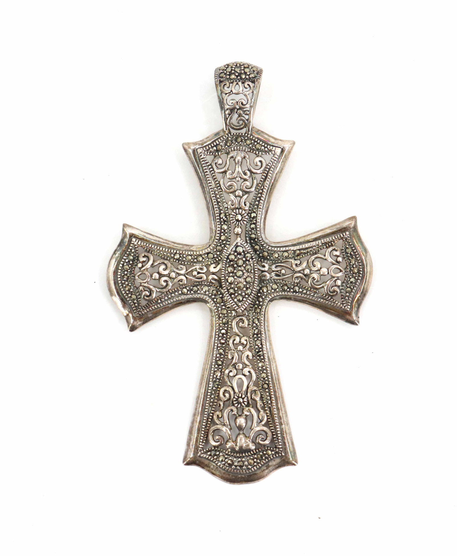Thai Sterling Silver Pierced and Repoussed Byzantine Cross Pendant - Gross 0.570 ozt.: Thai Sterling Silver Pierced and Repoussed Byzantine Cross Pendant - 0.570 ozt. Stunningly detailed, after forms that appeared in the Victorian Era. Marked "925" with the word "THA