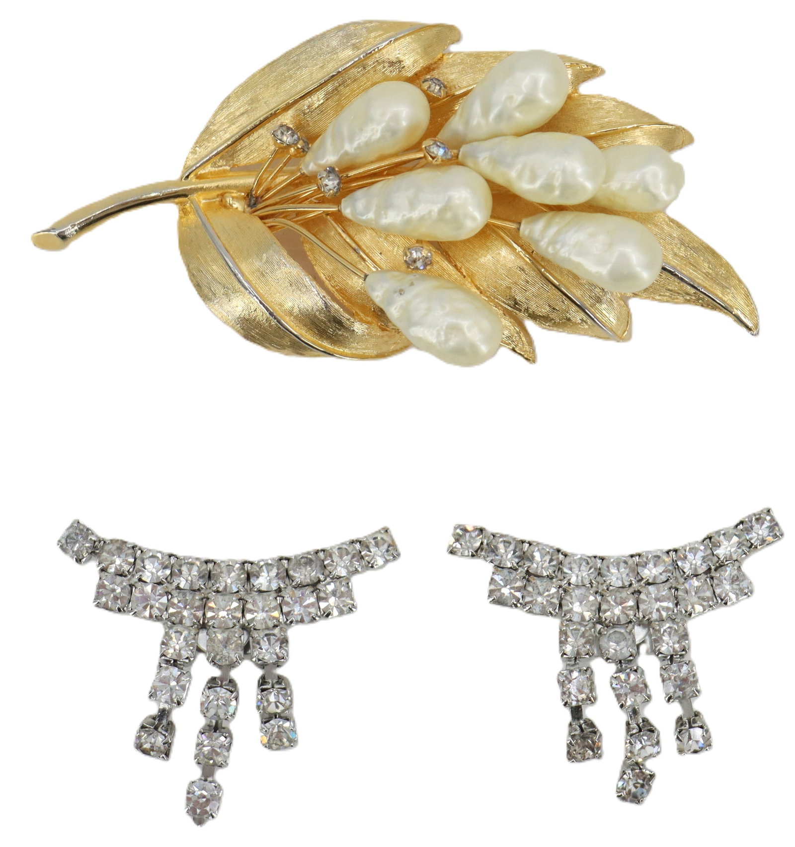 (3) Vintage Cosotume Jewelry - Brooch, Shoe Clips: (3) Cosotume Jewelry - Brooch, Shoe Clips. Vintage costume jewelry group includes a gold-tone, textured leaf brooch signed by Kramer accented with rhinestones and cluster-set faux baroque p