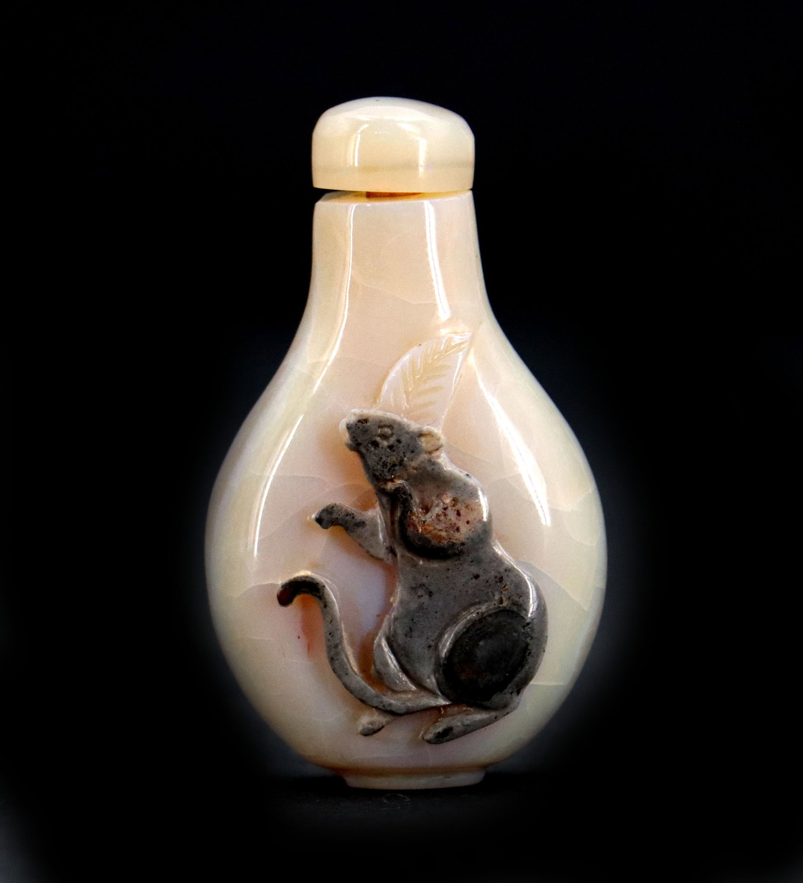 Chinese Carved Agate Snuff Bottle with Relief Rat Decoration (1 of 11)