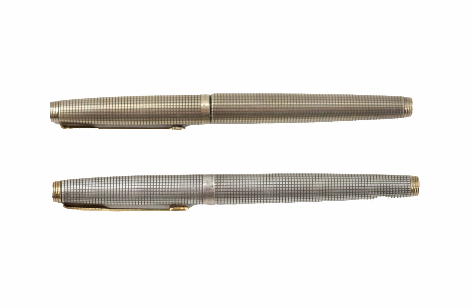 (2) Vintage Parker 75 Sterling Silver Vermeil Fountain Pens: (2) Vintage Parker 75 Vermeil Fountain Pens. Pair of vintage Parker 75 sterling silver ciselé pens featuring the classic crosshatch grid pattern and gold-toned pocket clips. Length: 5 in.