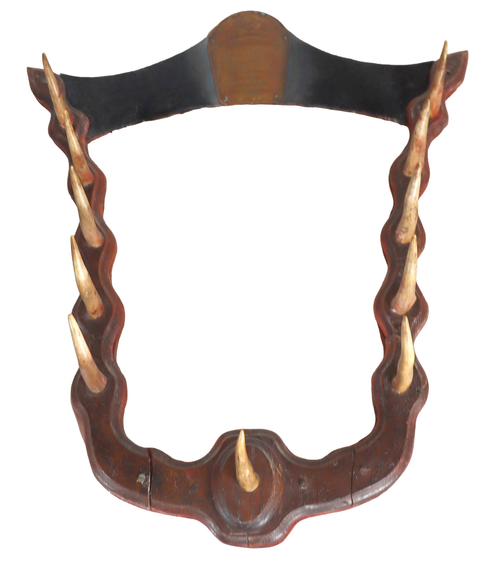 Deer Antler and Carved Wood Gun Rack: Deer Antler and Carved Wood Gun Rack. Vintage wooden wall rack featuring a shield-shaped, scalloped frame mounted with animal horns serving as hanging hooks, topped by an engraved metal plaque. S
