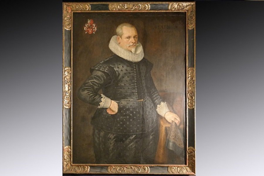 Life Size 1628 Spanish Old Master Portrait: Life Size 1628 Spanish Old Master Portrait of a Royal Gentleman. Dated Upper Right. With Dutch family crest upper left. Oil on Cradled board. Overall Dimensions: 48.5 x 36.5 inches.
