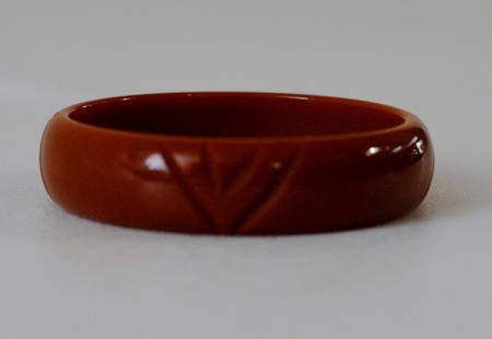 Amber-Brown Bakelite Bangle w/ Triangular Etchings: Amber-brown colored Bakelite bangle with etchings in a triangular shape