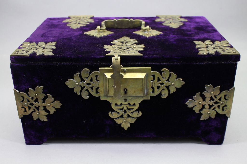 Victorian Velvet Box (1 of 5)