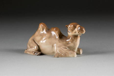 KAMEL: KAMEL Schweden, Rörstrand, um 1910, Entwurf: Waldemar Lindström Porzellan, polychrome Malerei. H. 7,5 cm. Blauer Manufakturstempel.