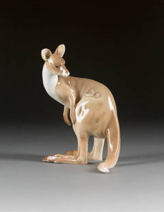 KÄNGURU: KÄNGURU Schweden, Rörstrand, um 1910, Entwurf: Waldemar Lindström Porzellan, polychromer Dekor. H. 21,5 cm. Unterglasurblauer Manufakturstempel. Ein Ohr min. rest.