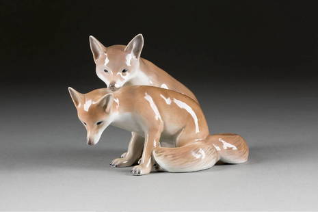 FUCHSPAAR: FUCHSPAAR Schweden, Rörstrand, um 1910, Entwurf: Waldemar Lindström Porzellan, polychrome Malerei. H. 14 cm. Unterglasurblauer Manufakturstempel.
