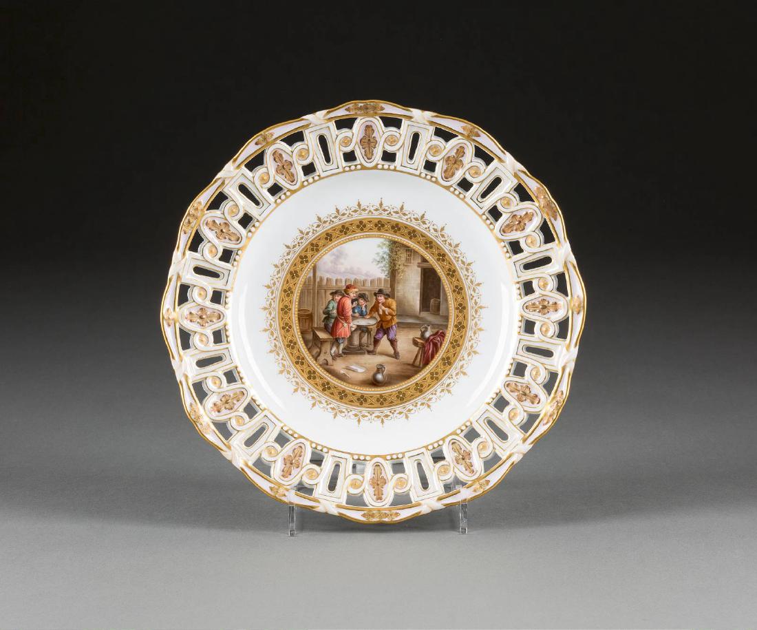 DURCHBRUCHTELLER MIT GLÜCKSSPIELSZENE (1 of 1)