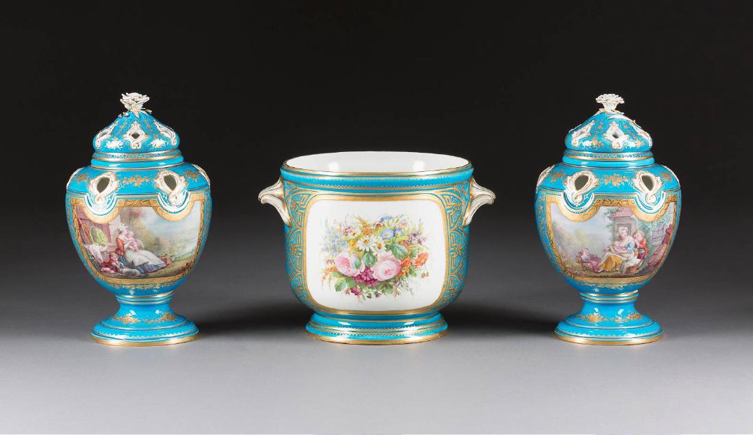 PAAR VASEN UND CACHEPOT IM SÈVRES-STIL (1 of 1)