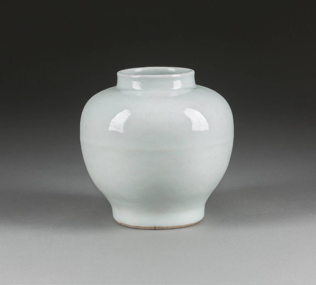 WEISSE BAUCHIGE VASE (1 of 2)