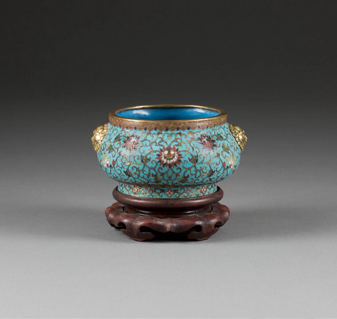CLOISONNÉ-RÄUCHERGEFÄSS AUF HOLZSTAND (1 of 2)