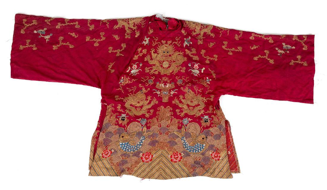 AUFWENDIG BESTICKTE DRACHENROBE (1 of 2)