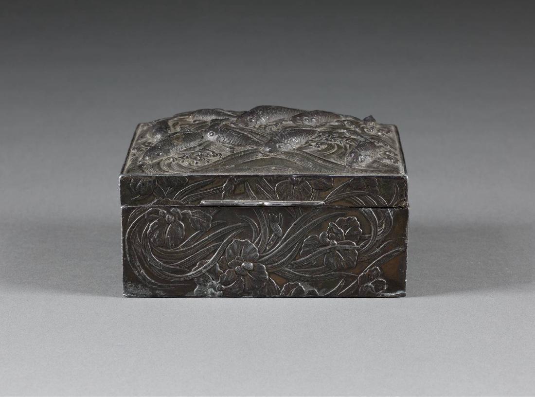 KLEINE KISTE MIT RELIEFIERTEM FISCHDEKOR (1 of 3)