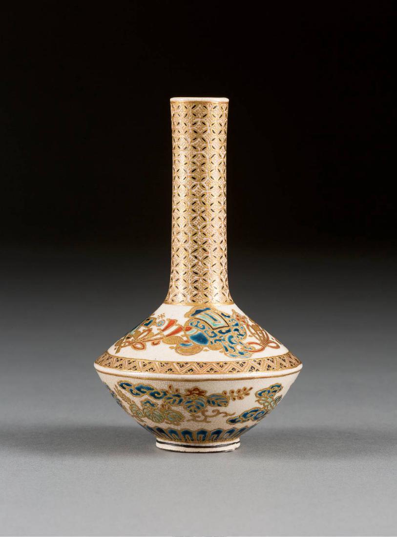 KLEINES SATSUMA-VÄSCHEN MIT DEKOR VON PHÖNIX (1 of 2)