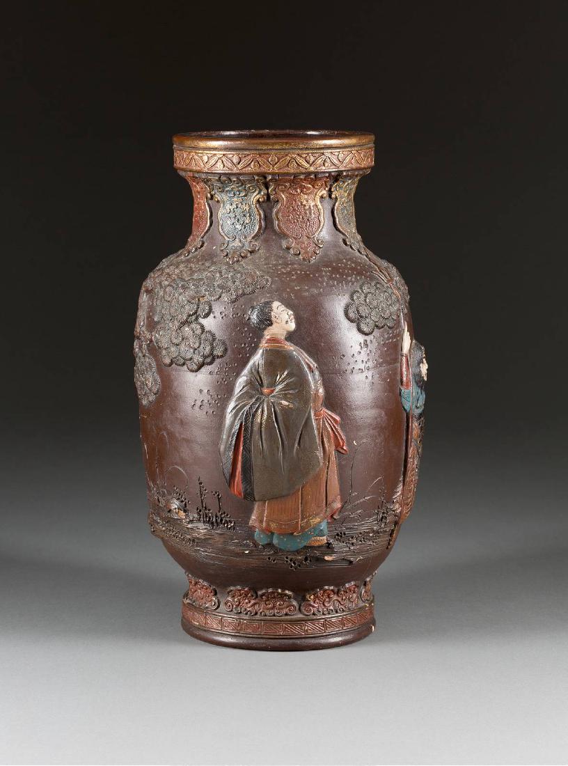 GROSSE VASE MIT RELIEFIERTEN FIGUREN (1 of 3)