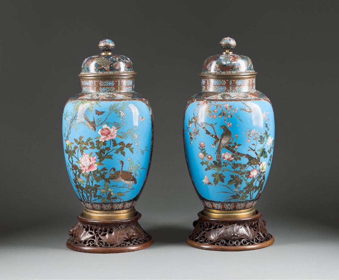 PAAR GROSSE CLOISONNÉ-DECKELVASEN AUF HOLZSOCKEL (1 of 1)
