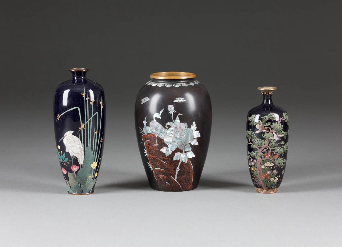 ZWEI CLOISONNÉ-VÄSCHEN UND VASE MIT PERLMUTTEINLAGE (1 of 1)