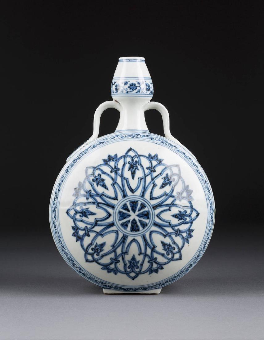 MING-STIL-MOONFLASK MIT FLORALEM DEKOR China, (1 of 2)