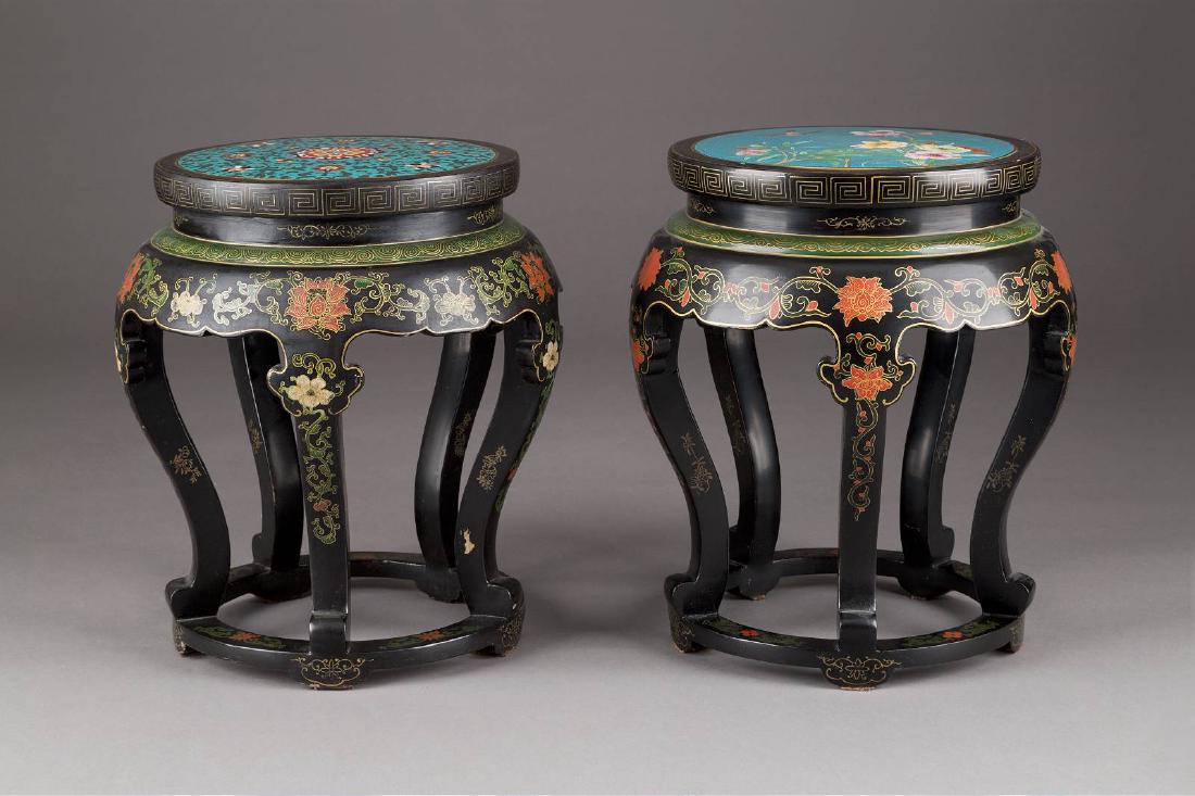 PAAR CLOISONNÉ-HOCKER China, 20. Jh. Holz, Lackarbeit, (1 of 1)