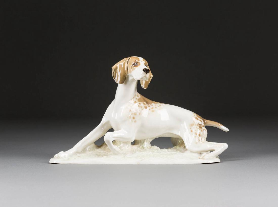 FRITZ DILLER 1875 Gertshausen/Thüringen - 1946 München: FRITZ DILLER 1875 Gertshausen/Thüringen - 1946 München JAGDHUND 'ENGLISH POINTER' Deutsch, Selb, L. Hutschenreuther, Mitte 20. Jh. Porzellan, polychrome Malerei. L. 29 cm. Unterglasurgrüner Manufak