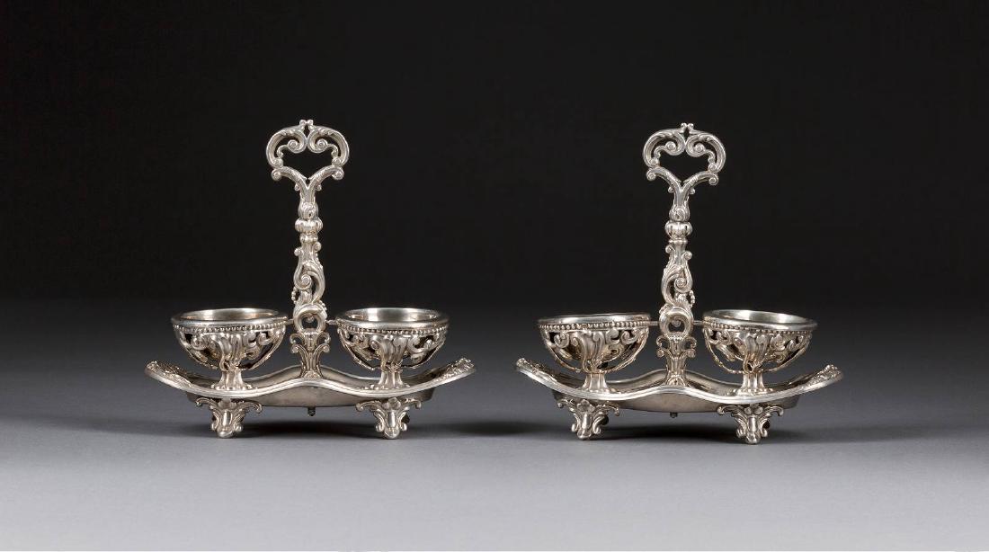 PAAR SALIÈREN Frankreich, Paris, François-Alphonse: PAAR SALIÈREN Frankreich, Paris, François-Alphonse Debain, Mitte 19. Jh. Silber, gedrückt. H. 18 cm, 587 g. Punziert mit Garantie- und Meistermarke 'DEBAIN'. Im Querschnitt ovale Form mit zwei rund