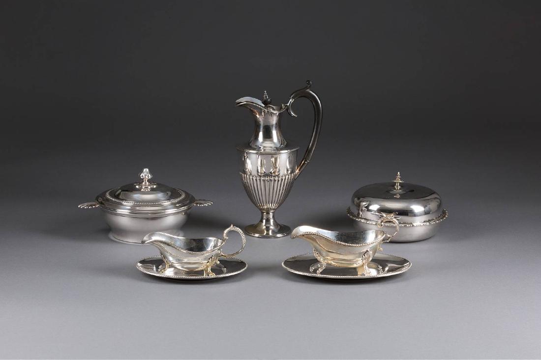 ZWEI WARMHALTESCHÜSSELN MIT DECKEL, ZWEI SAUCIÈREN AUF: ZWEI WARMHALTESCHÜSSELN MIT DECKEL, ZWEI SAUCIÈREN AUF PRESENTOIR UND EINE SCHENKKANNE Darunter England, Sheffield, James Deakin & Sons, Anfang 20. Jh.; John Taylor & Co, 20. Jh.; London & Sheffield