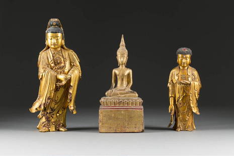 DREI BUDDHA-FIGUREN: DREI BUDDHA-FIGUREN China und Thailand, um 1900 und früher Hartholz, vergoldet, part. farbig gefasst. H. 25,8 cm-35 cm. Schöne Darstellung von Guanyin und Amitabha: Beide Bodhisattvas schauen mit le
