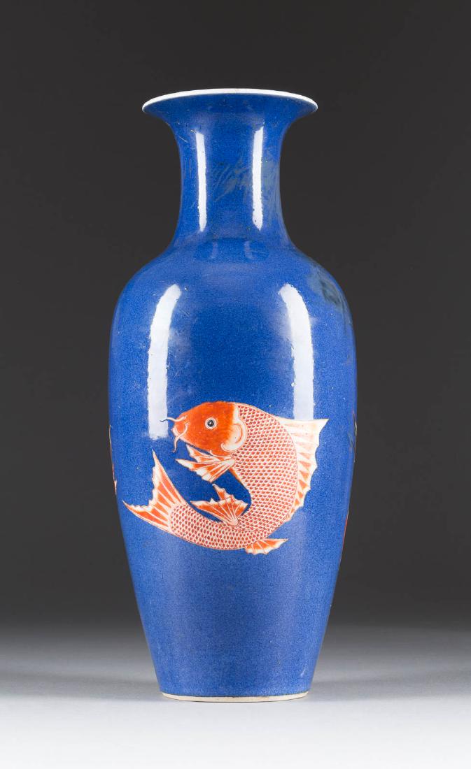 VASE MIT DEKOR VON KARPFEN China, 19. Jh. Porzellan. H. (1 of 1)