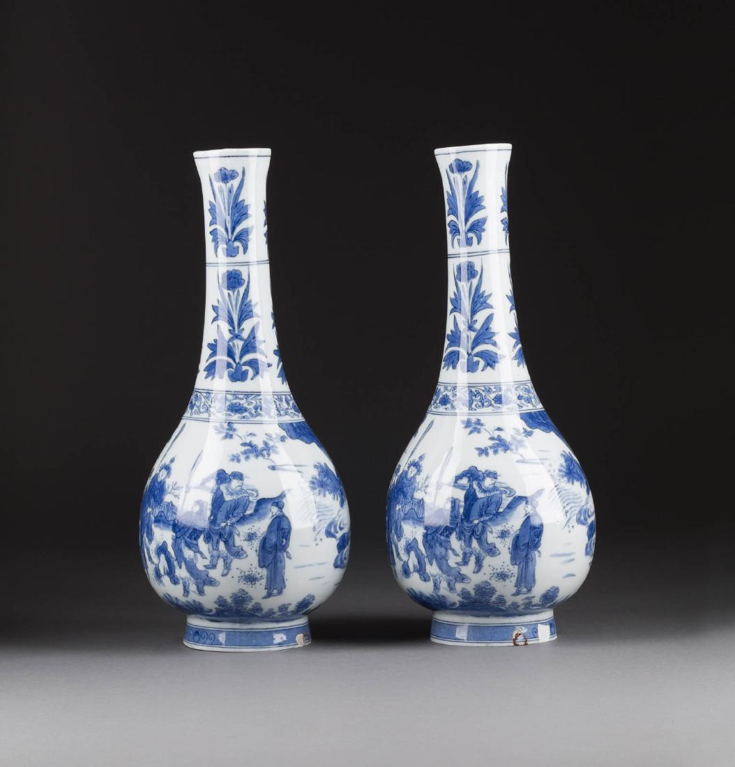 PAAR VASEN MIT FIGÜRLICHEN SZENEN China, späte (1 of 2)