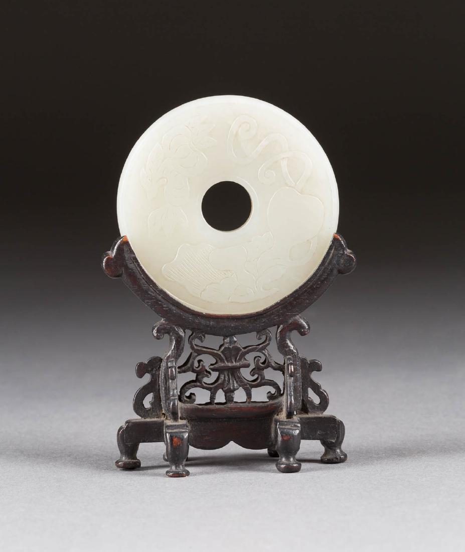 YUBI MIT KALEBASSEN-DEKOR China, 19. Jh. Jade, Holz. D. (1 of 2)