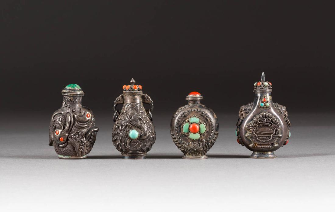 VIER SNUFFBOTTLES Tibet, um 1900 Silber, Steinbesatz (1 of 1)