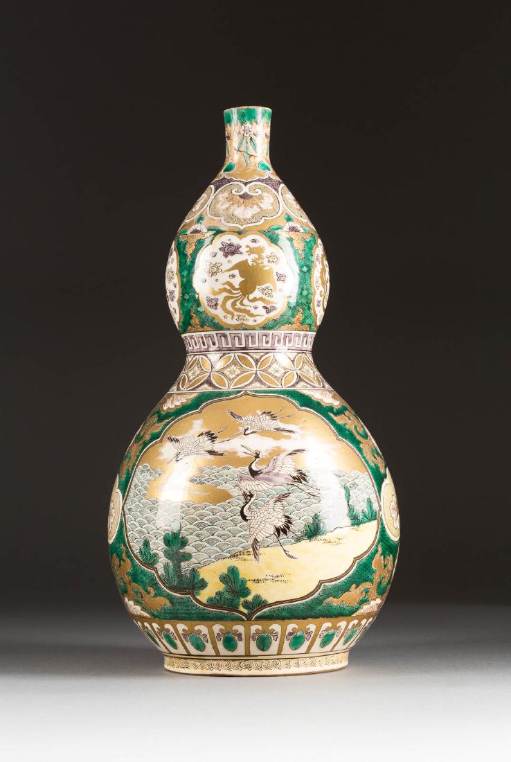 VASE MIT KRANICHDEKOR Japan, um 1900 Keramik,: VASE MIT KRANICHDEKOR Japan, um 1900 Keramik, Aufglasurmalerei, Goldstaffage, feinmaschig craqueliert. H. 43 cm. Im Boden gemarkt 'Dai Nihon Kutani-sei'. Kalebasse förmig. Zwei große Reserven mit Ga