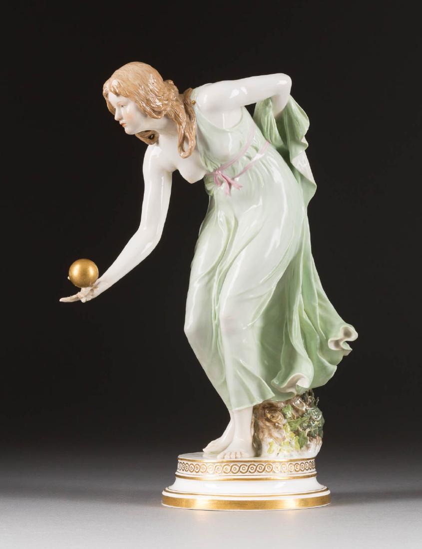WALTER SCHOTT 1861 Ilsenburg - 1938 Berlin: WALTER SCHOTT 1861 Ilsenburg - 1938 Berlin KUGELSPIELERIN Deutsch, Meissen, 1897-1924 (Entwurf 1897) Porzellan, polychrome Malerei, Goldstaffage. H. 36 cm. Unterglasurblaue Knaufschwerter, Press- und