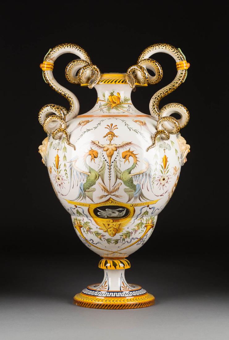 GROSSE SCHLANGENHENKELVASE MIT FABELWESEN Italien, (1 of 2)