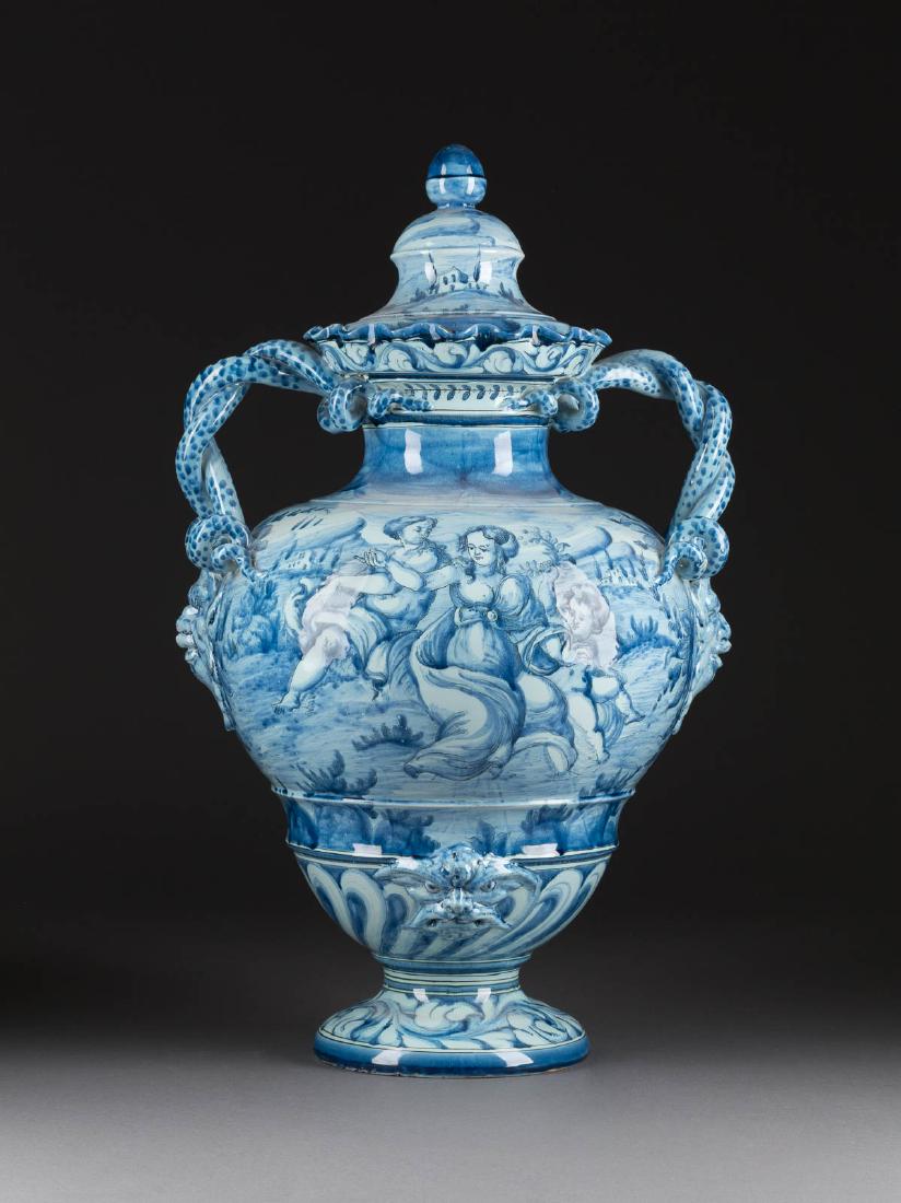 DECKELVASE MIT SCHLANGENHENKELN IN BLAUMALEREI Wohl (1 of 2)