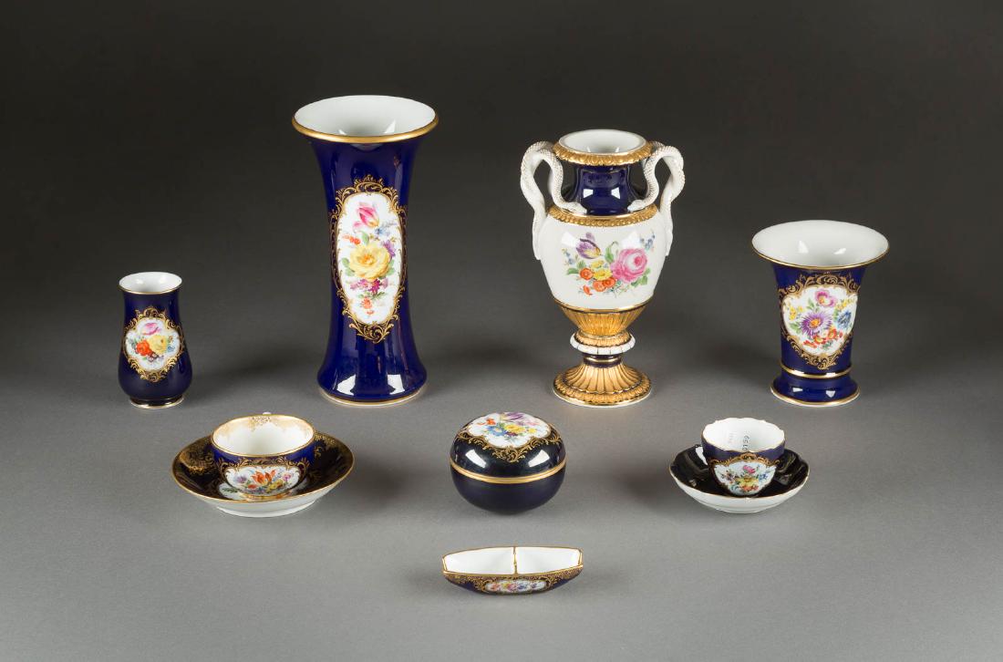 ACHT-TEILIGES KONVOLUT MIT BLUMENMALEREI AUF BLAUFOND' (1 of 1)