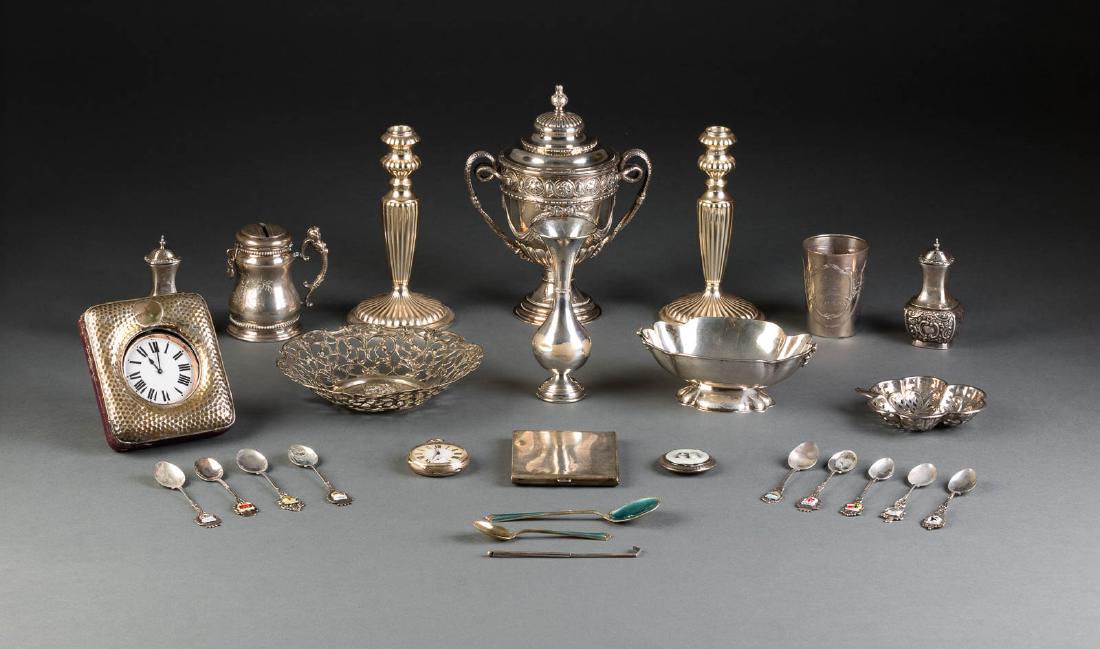 SAMMLUNG VON 27 SILBEROBJEKTEN Darunter England,: SAMMLUNG VON 27 SILBEROBJEKTEN Darunter England, London, Philip Hanson Abbot, 1909 (Pokal); Birmingham, Synyer & Beddoes, 1905 (große Uhr) / Schwäbisch Gmünd, Gayer & Krauss, 1. H. 19. Jh. (Kerzenl
