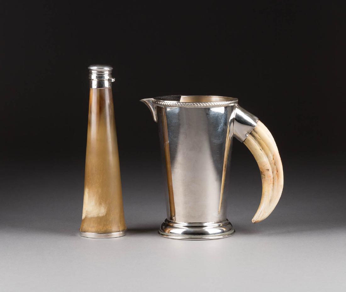 GROSSER JAGDLICHE SCHENKKANNE MIT KEILERZAHNGRIFF UND: GROSSER JAGDLICHE SCHENKKANNE MIT KEILERZAHNGRIFF UND JAGDLICHE PULVERFLASCHE MIT SILBERMONTUR England, London, Meister Thomas Johnson I, 1874 / Birmingham, P. H. Vogel & Co, Anfang 20. Jh. Silber, Ho