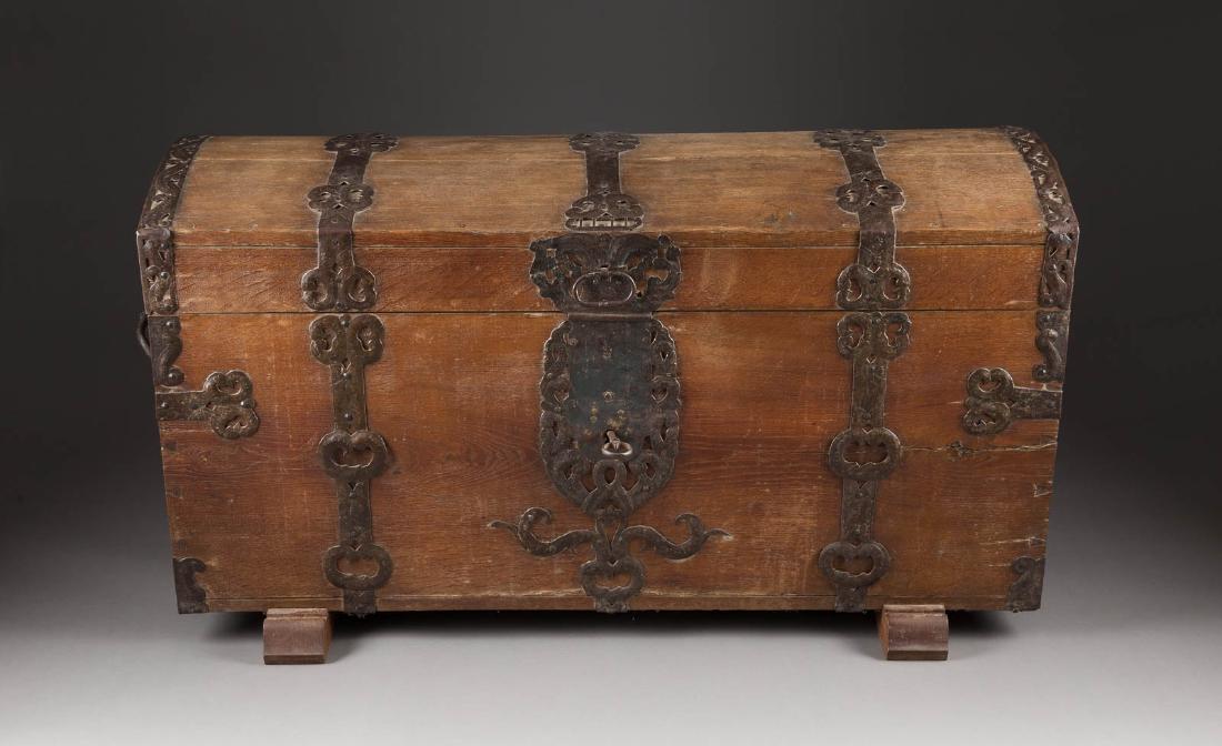 RUNDDECKELTRUHE Deutsch, um 1700. Eiche, dunkel (1 of 1)