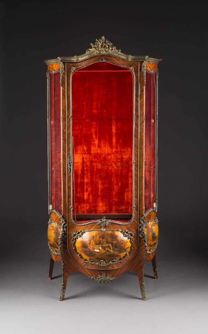 HOCHDEKORATIVER VITRINENSCHRANK MIT GALANTER MALEREI (1 of 1)