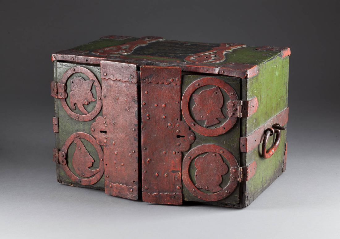 KLEINES SCHREIBKABINETT IN TRUHENFORM Deutsch, dat. (1 of 2)