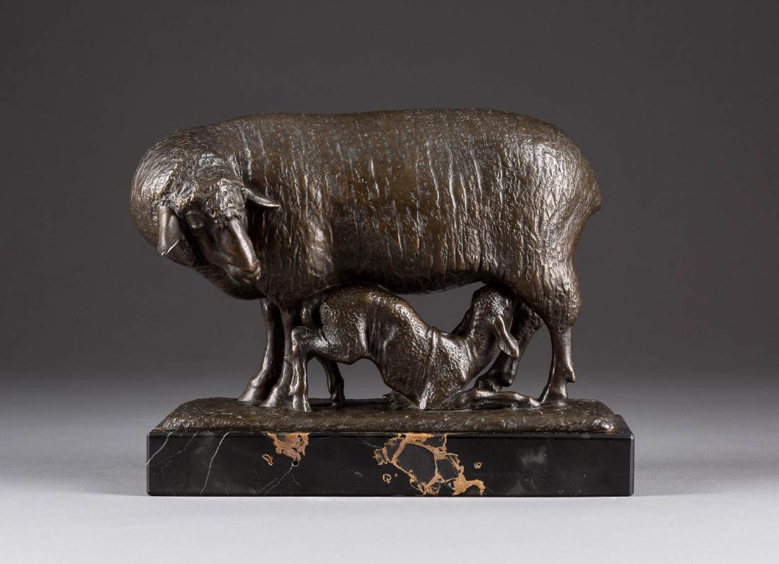 FRITZ DILLER 1875 Gertshausen/Thüringen - 1946: FRITZ DILLER 1875 Gertshausen/Thüringen - 1946 München Trinkendes Lamm Bronze, braun patiniert, schwarzer Marmor. Ges.- H. 20 cm, B. 25 cm. Auf der Plinthe bezeichnet 'F. Diller'. Über