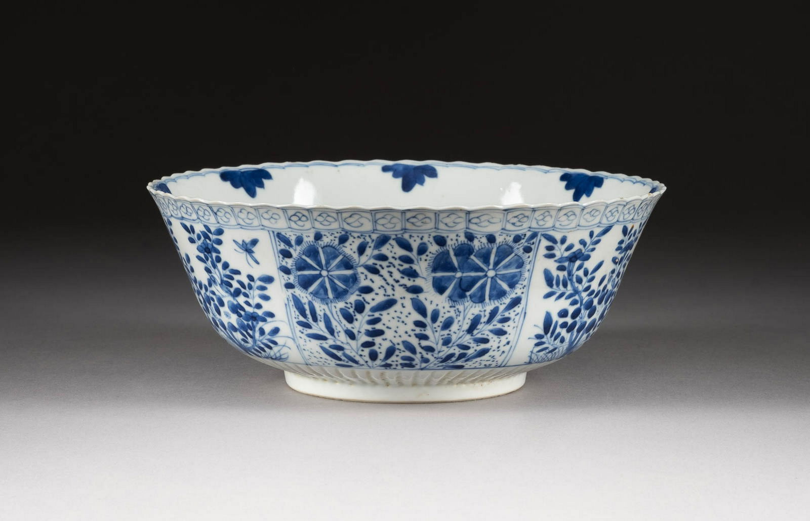 GROßE SCHALE MIT VEGETABILEM DEKOR China, 18. Jh., (1 of 2)