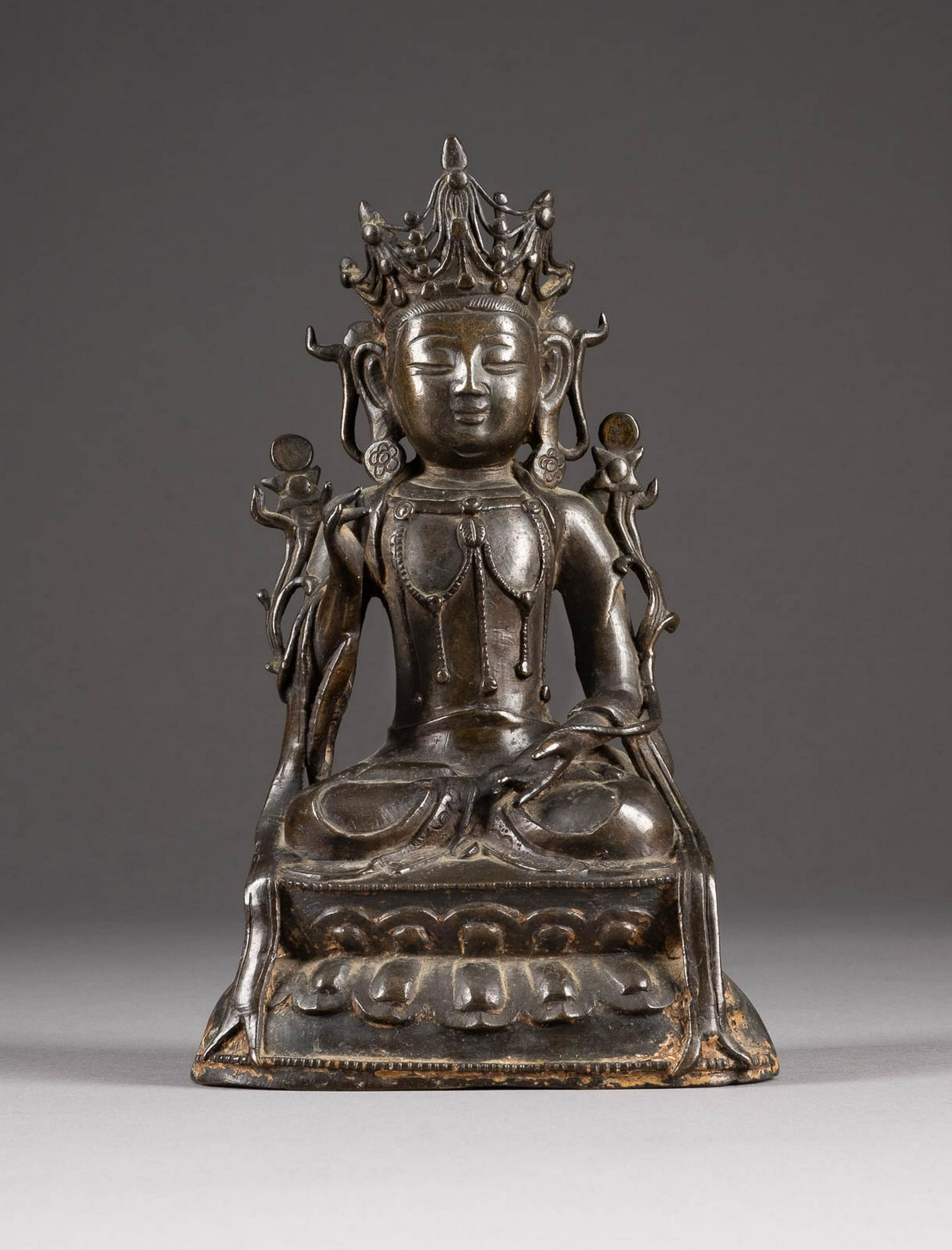 SITZDENDER BODHISATTVA China, 18./19. Jh. Bronze, (1 of 1)