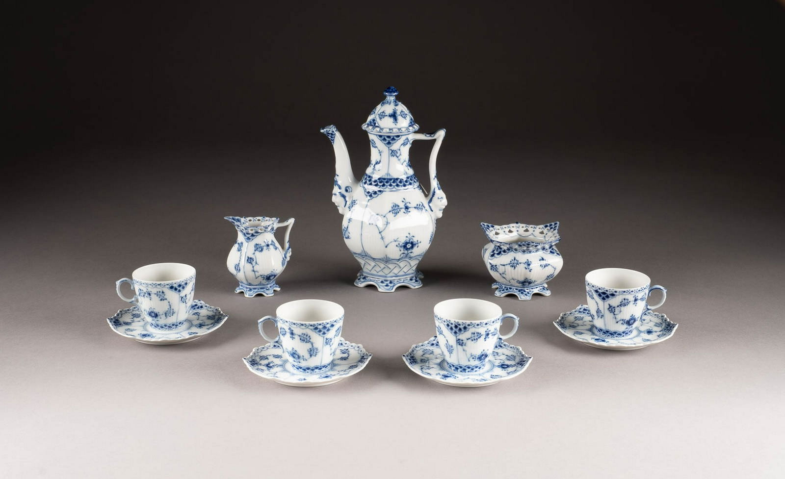 SIEBENTEILIGES MOKKAASERVICE 'MUSSELMALET - VOLLSPITZE' (1 of 1)