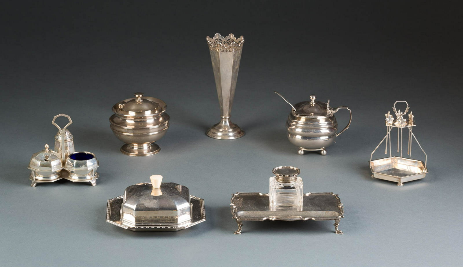 SAMMLUNG VON SIEBEN KLEINEN SILBEROBJEKTEN England,: SAMMLUNG VON SIEBEN KLEINEN SILBEROBJEKTEN England, Sheffield, Fattorini & Sons Ltd, 1910; Walker & Hall, 1964 / London, William Eaton, 1814; Mappin & Webb, 1912 und 1933; Charles Stuart Harris & Sons