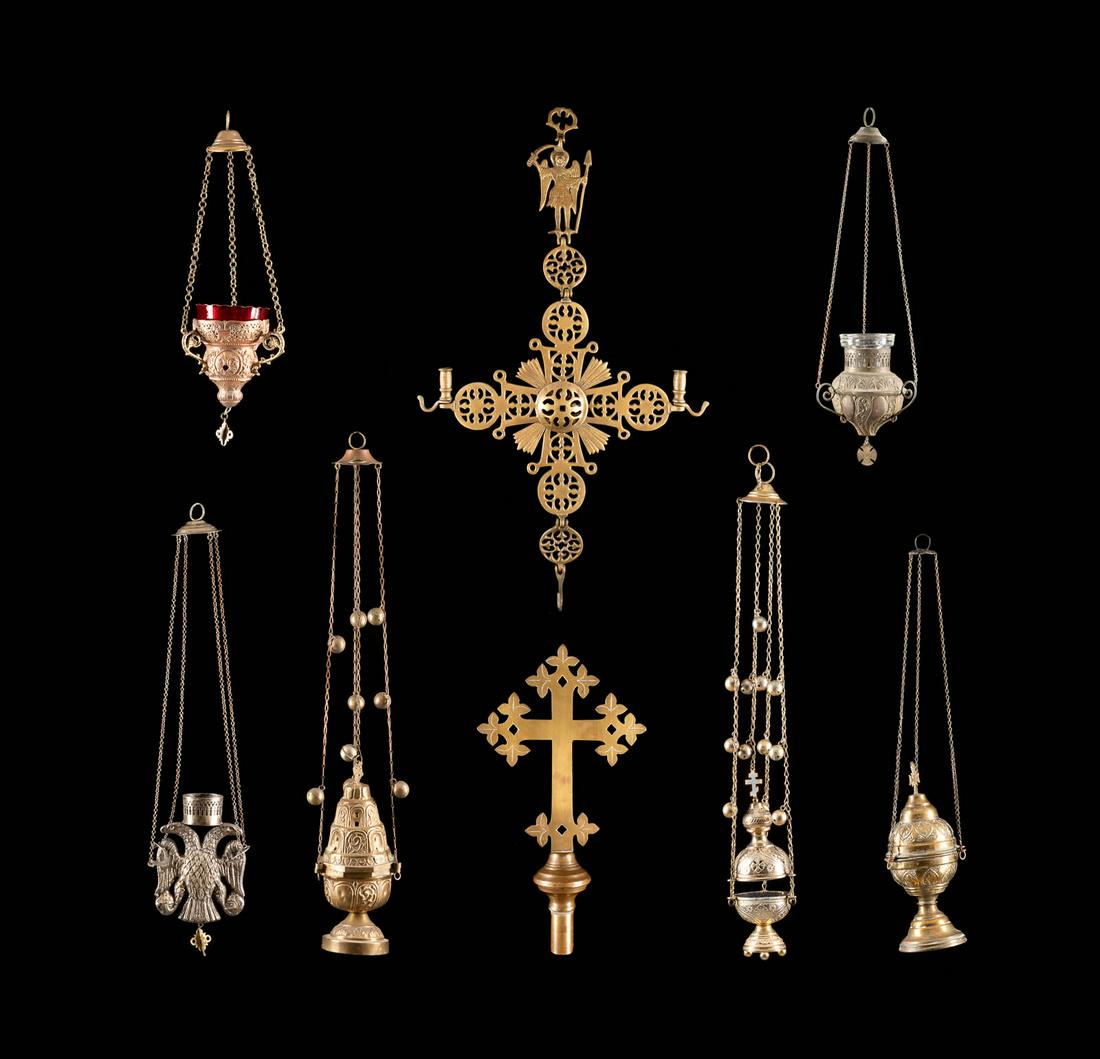 VORTRAGEKREUZ, LEUCHTER, ZWEI IKONENLAMPEN UND DREI (1 of 1)