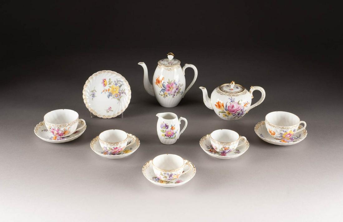 NEUNTEILIGES MOKKA- UND TEESERVICE 'BLUMENMALEREI' (1 of 1)