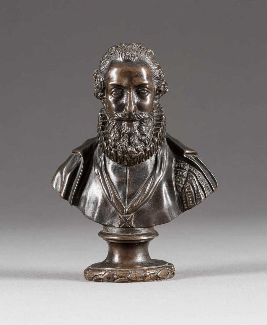 BARTHÉLEMY PRIEUR 1540 Berzieux - 1611 Paris: BARTHÉLEMY PRIEUR 1540 Berzieux - 1611 Paris (attr.) Büste von Henrich IV (Henri Quatre) Bronze, dunkel patiniert. H. 14,5 cm. Über einem trompetenförmigen, mit einem Lorbeerkranz