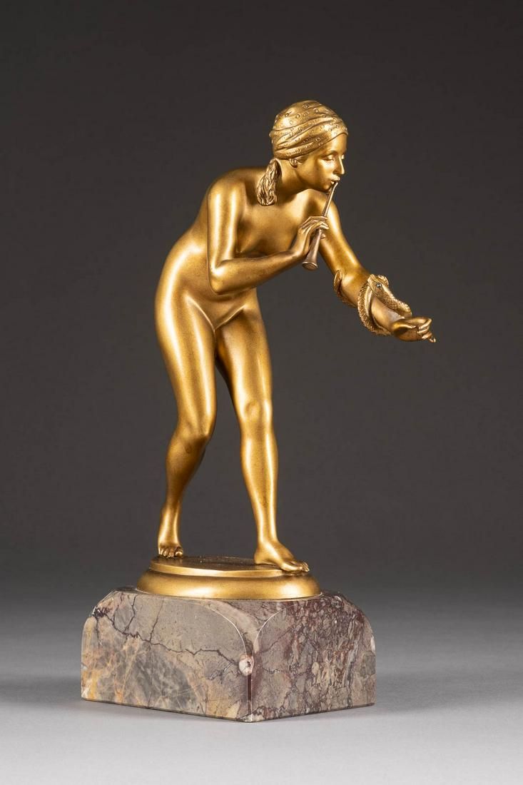RUDOLF KAESBACH 1873 Mönchengladbach - 1955 Berlin: RUDOLF KAESBACH 1873 Mönchengladbach - 1955 Berlin Schlangenbeschwörerin Bronze, goldfarben patiniert, Marmorsockel. Ges.- H. 29 cm, H. 24 cm (Figur). Auf der Plinthe bezeichnet 'R. Kaesbach